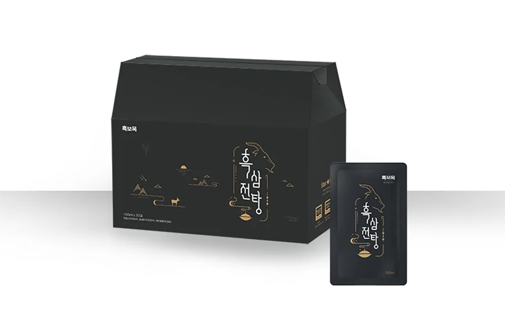 검정 바탕에 금빛 선화를 적용한 흑삼전탕 상자와 파우치 패키지 목업